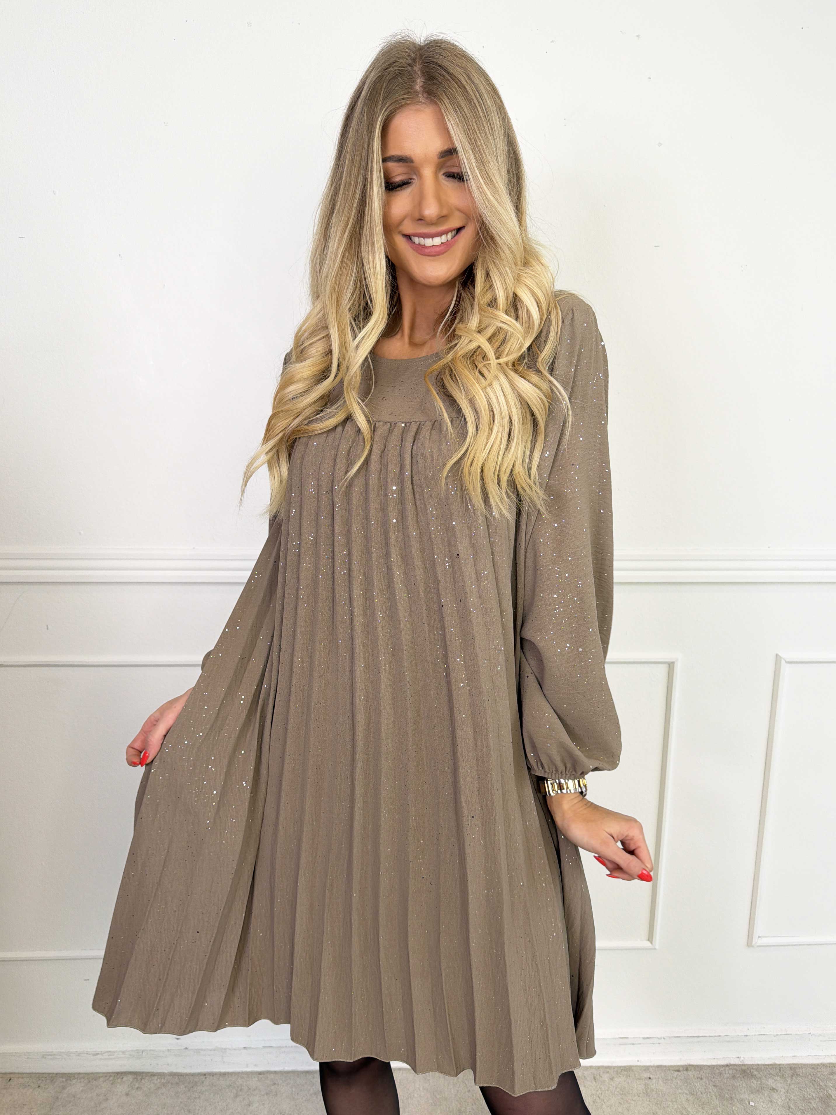 Nancy Glitter Short L/S - Plisserad klänning med fickor och glitter